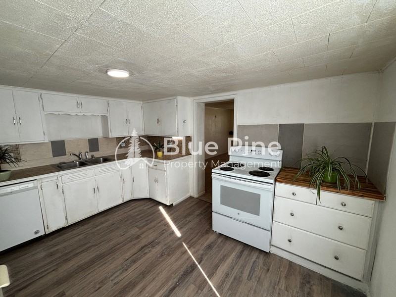 730 10th St - Photo 5 of 14