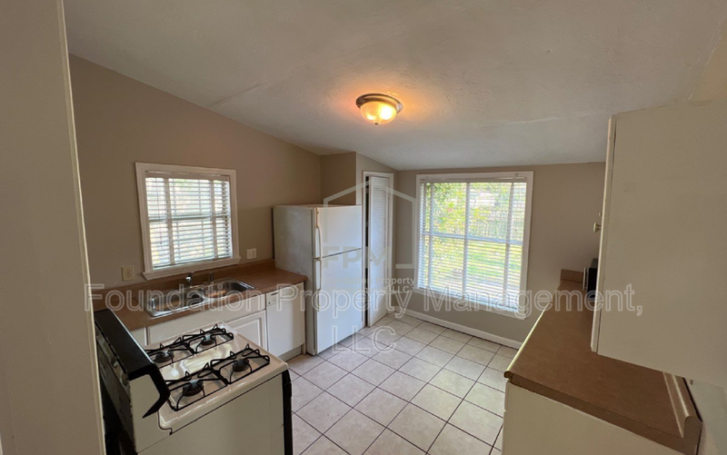 2104 Court Ave - Photo 3 of 12