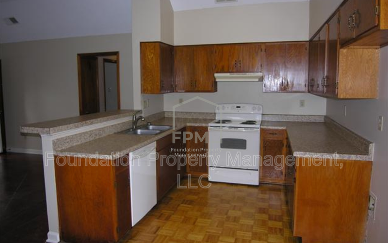 3774 University St - Photo 3 of 9