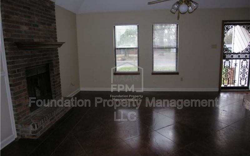 3774 University St - Photo 4 of 9