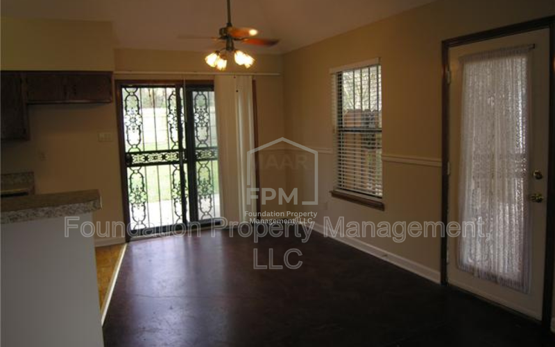 3774 University St - Photo 5 of 9