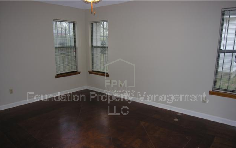 3774 University St - Photo 6 of 9