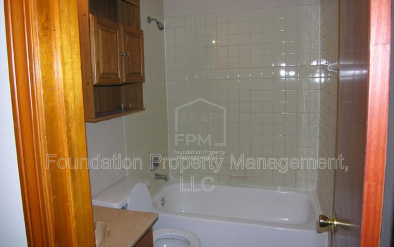3774 University St - Photo 7 of 9