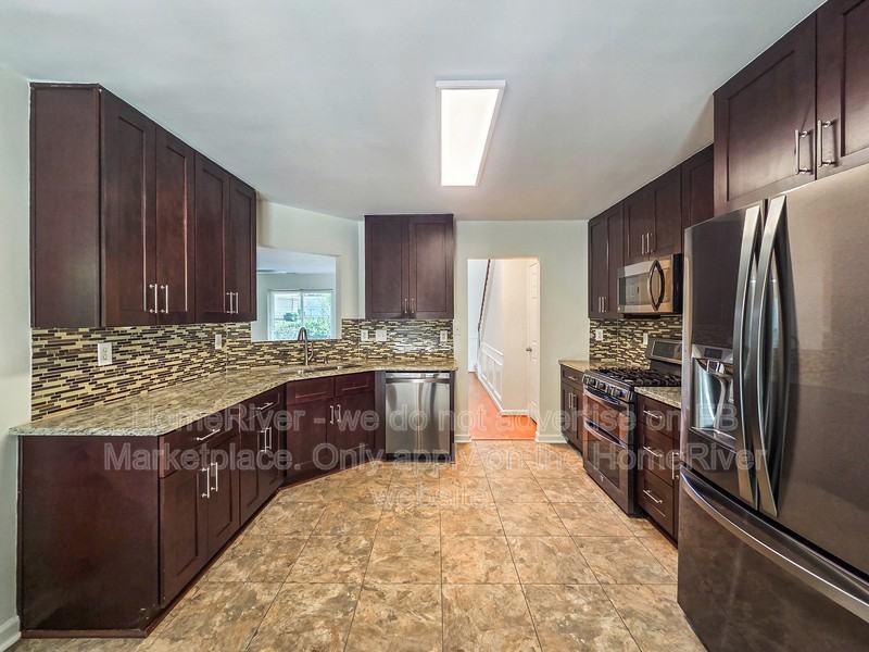 7605 Hinman Cir - Photo 5 of 21