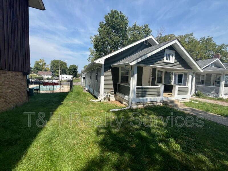 720 W Queen St - Photo 4 of 30