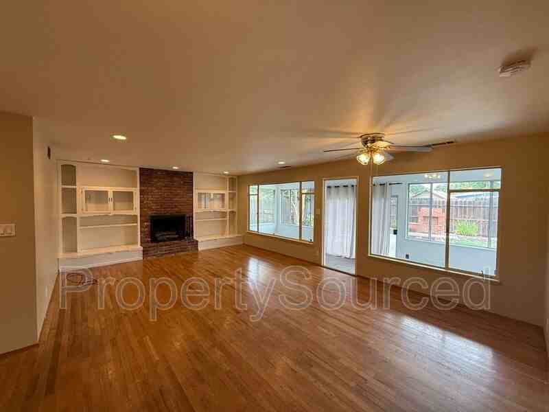 1537 Maplewood Dr - Photo 4 of 42