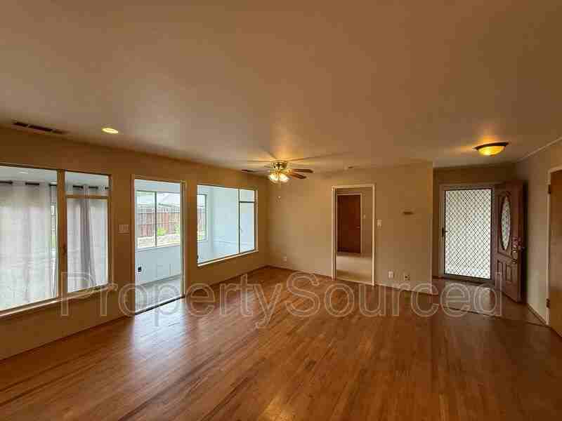 1537 Maplewood Dr - Photo 5 of 42