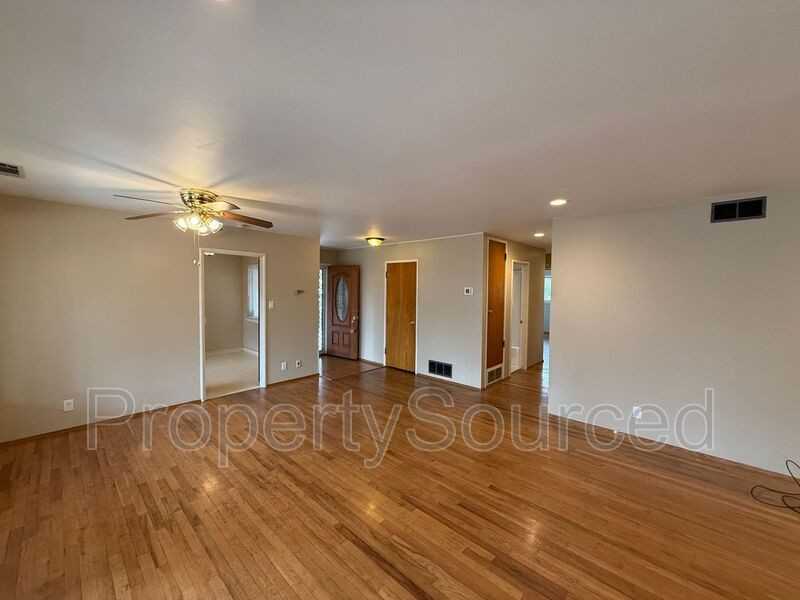 1537 Maplewood Dr - Photo 6 of 42