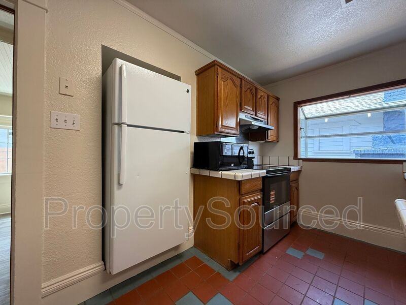 949 Windeler Ave - Photo 7 of 29