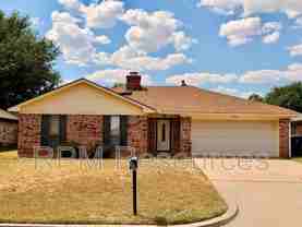 105 N Eastgate Dr - Photo 1 of 1