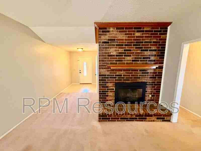 105 N Eastgate Dr - Photo 4 of 19