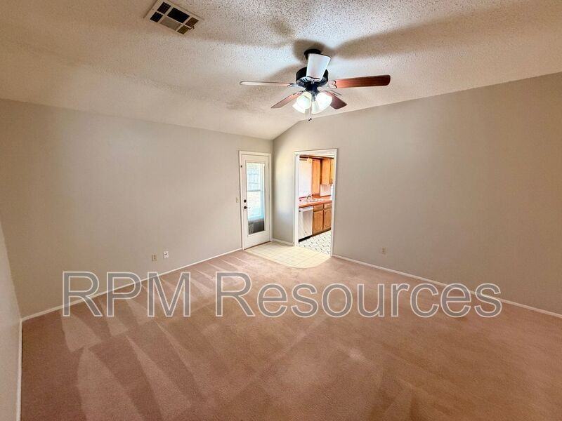 105 N Eastgate Dr - Photo 5 of 19