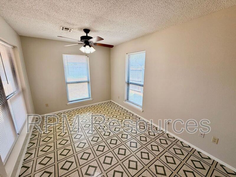 105 N Eastgate Dr - Photo 7 of 19