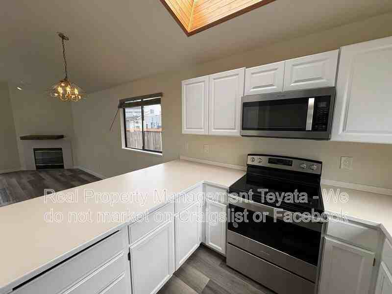 901 S 22nd Ct #B - Photo 3 of 17