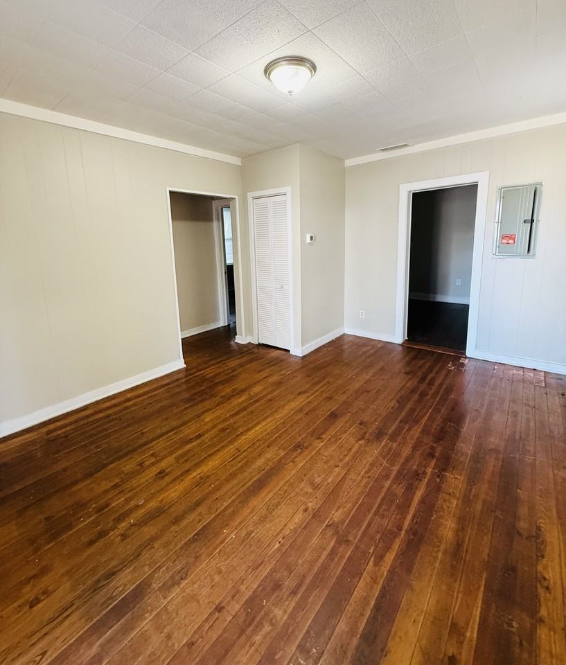 752 Ashford St - Photo 2 of 7