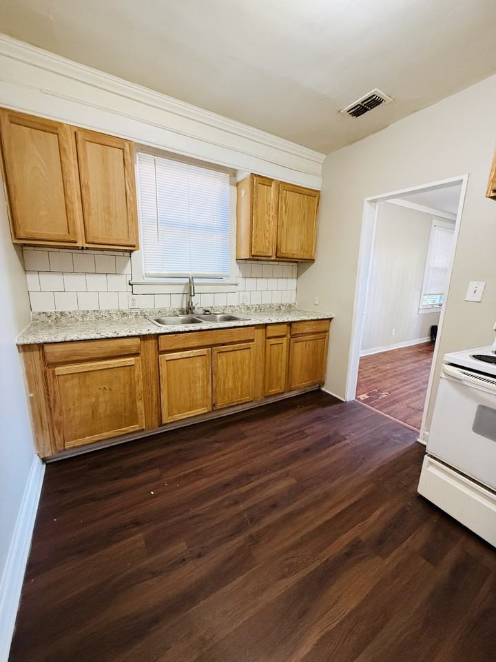 752 Ashford St - Photo 3 of 7