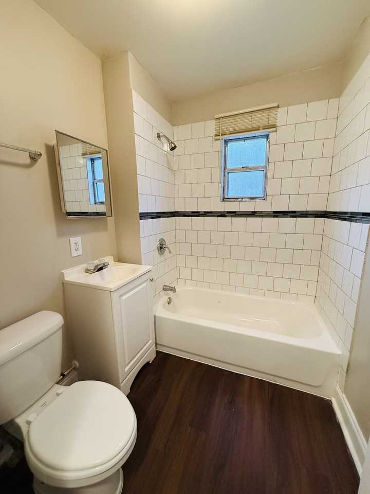752 Ashford St - Photo 4 of 7