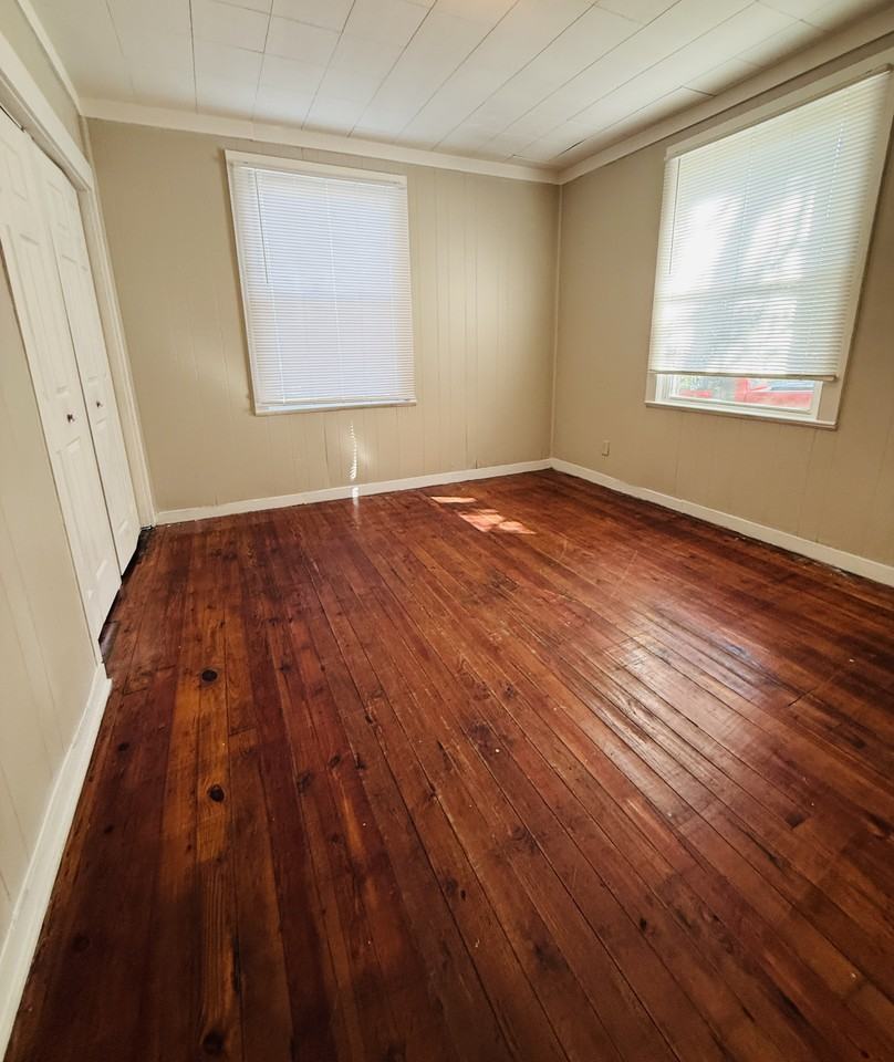 752 Ashford St - Photo 5 of 7