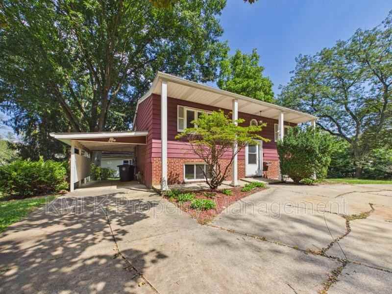 1323 Hilton Dr - Photo 2 of 33