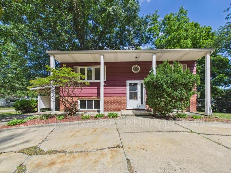 1323 Hilton Dr - Photo 3 of 33