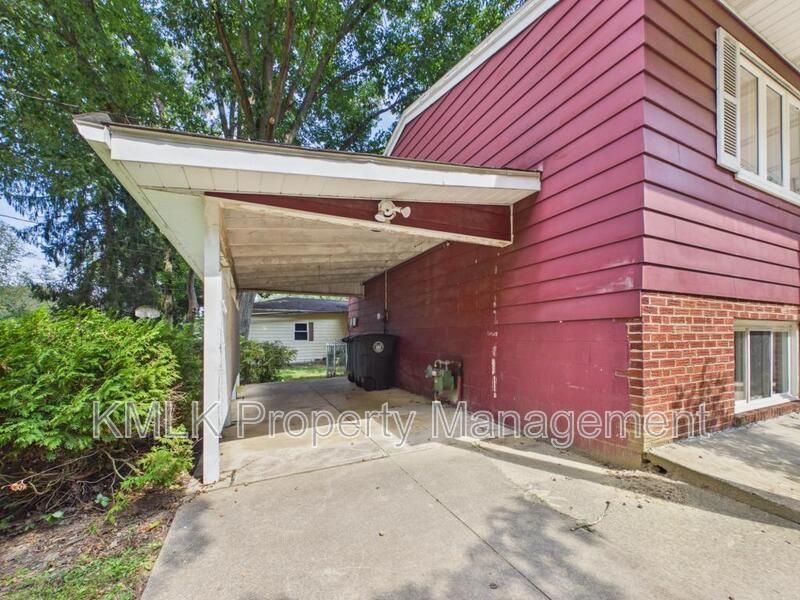 1323 Hilton Dr - Photo 4 of 33