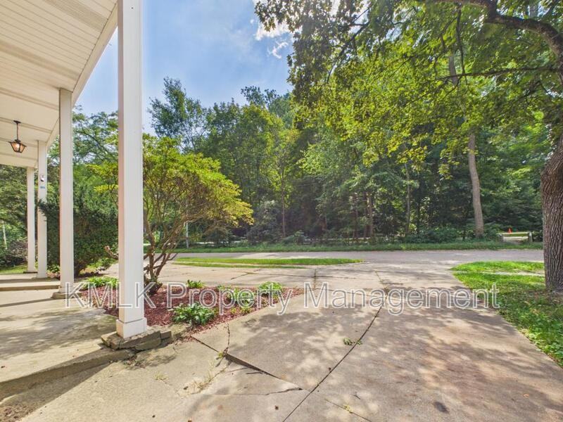 1323 Hilton Dr - Photo 5 of 33