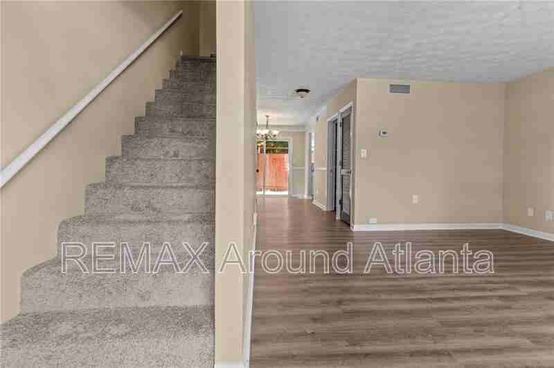 392 Northdale Ct - Photo 3 of 14