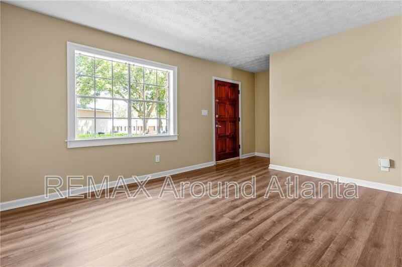 392 Northdale Ct - Photo 4 of 14
