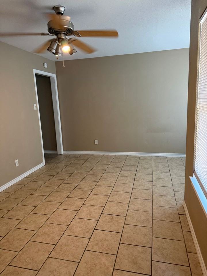 204 W Sycamore Ln - Photo 3 of 10