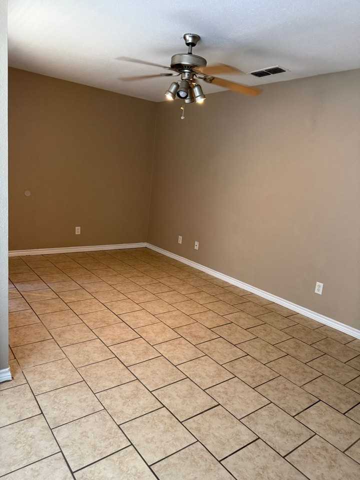 204 W Sycamore Ln - Photo 4 of 10