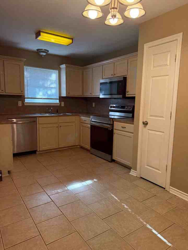 204 W Sycamore Ln - Photo 5 of 10