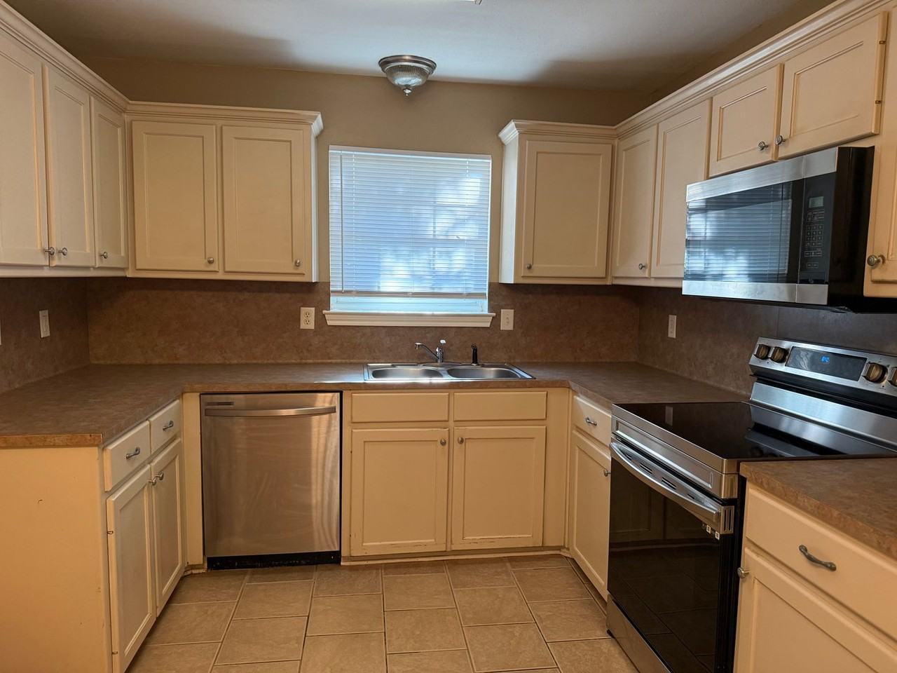204 W Sycamore Ln - Photo 6 of 10