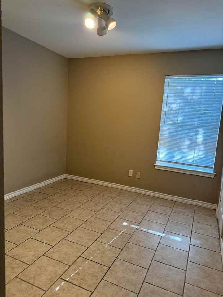 204 W Sycamore Ln - Photo 7 of 10