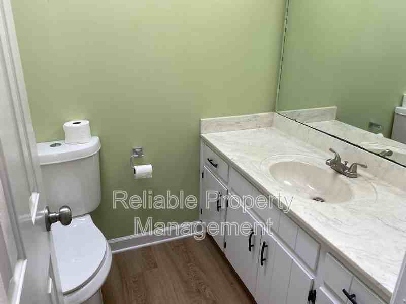 323 Moore St #O - Photo 5 of 9