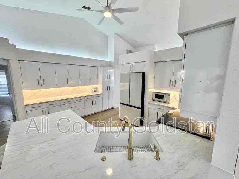 5028 Greenway Ct - Photo 6 of 20