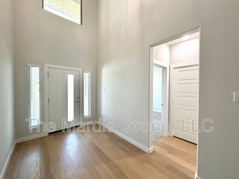 588 Moonrise St - Photo 2 of 17