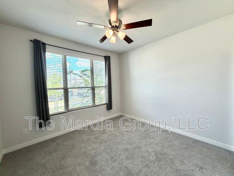 588 Moonrise St - Photo 3 of 17