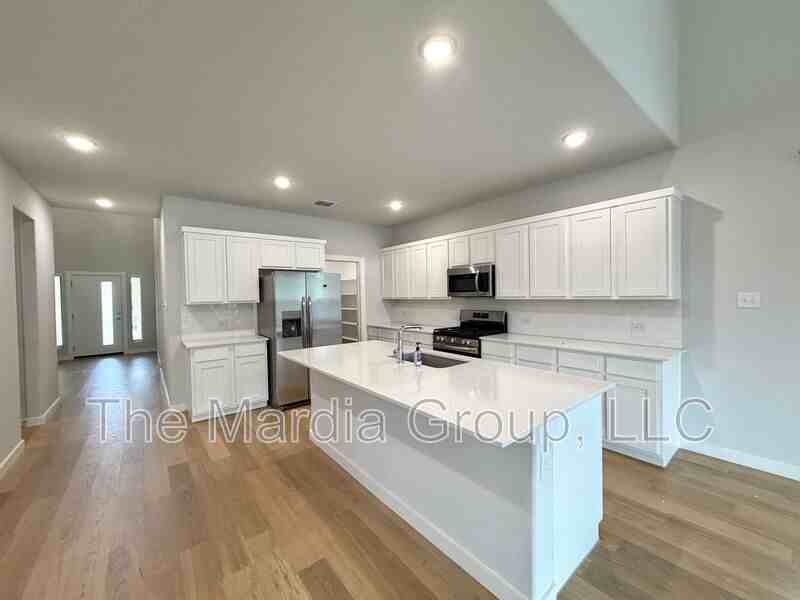 588 Moonrise St - Photo 5 of 17