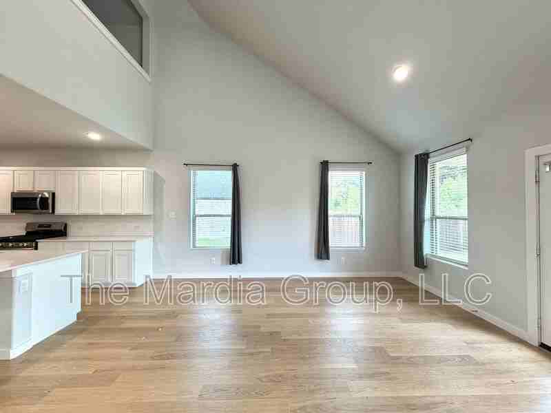 588 Moonrise St - Photo 6 of 17