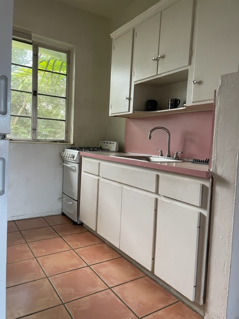 1043 8th St - Photo 2 of 5