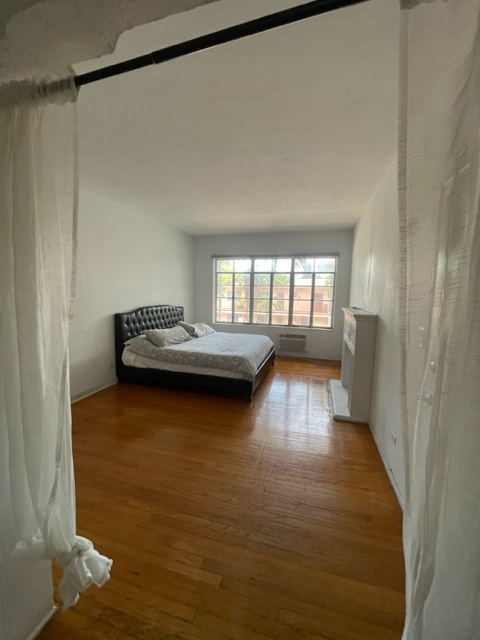 1043 8th St - Photo 3 of 5