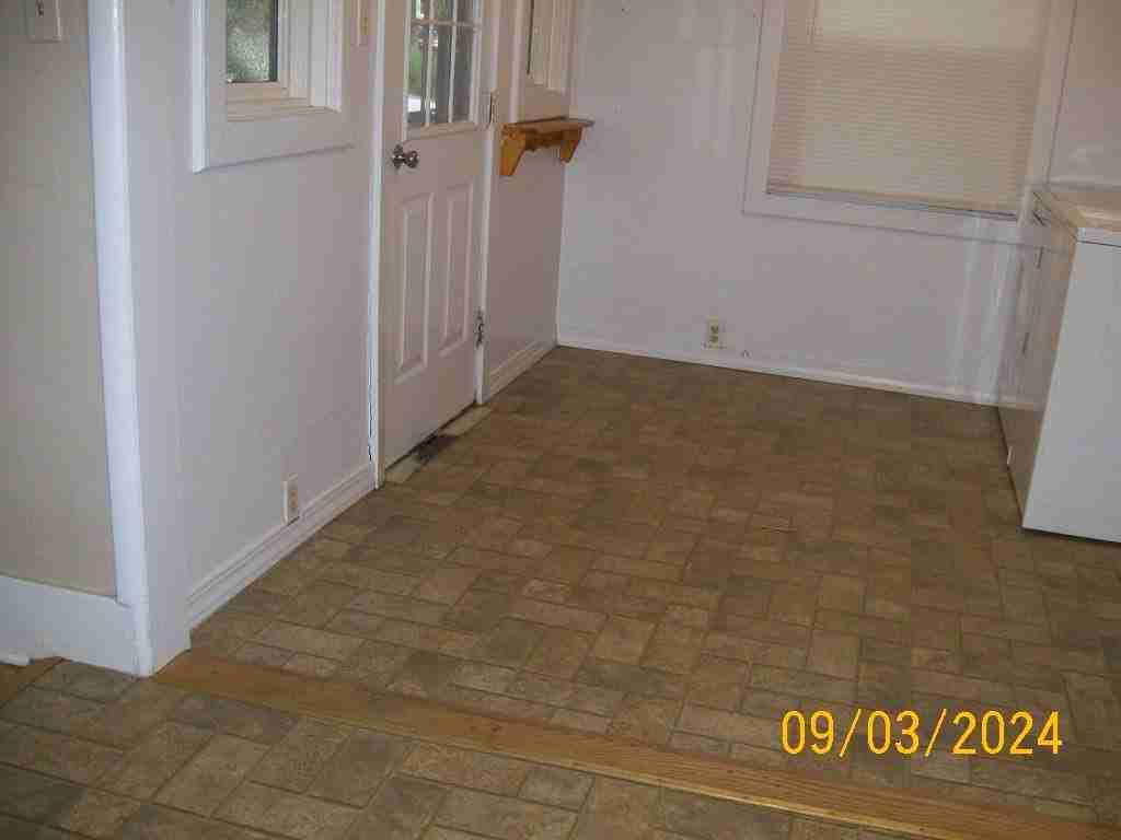 219 E Callender St - Photo 4 of 50