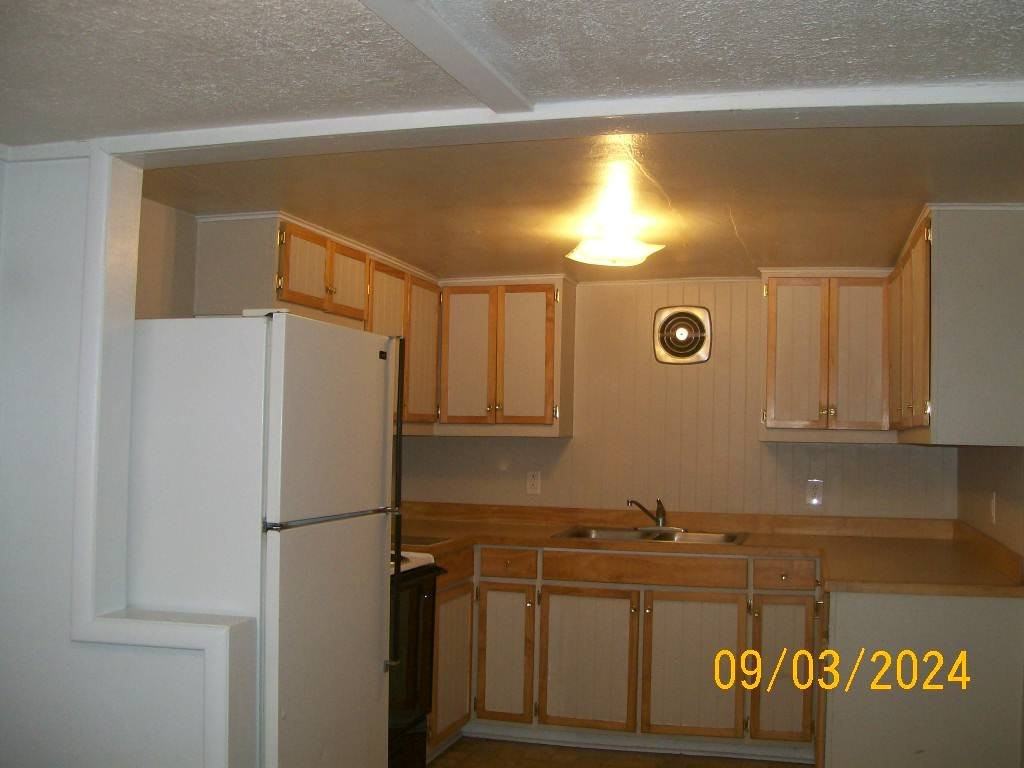 219 E Callender St - Photo 6 of 50