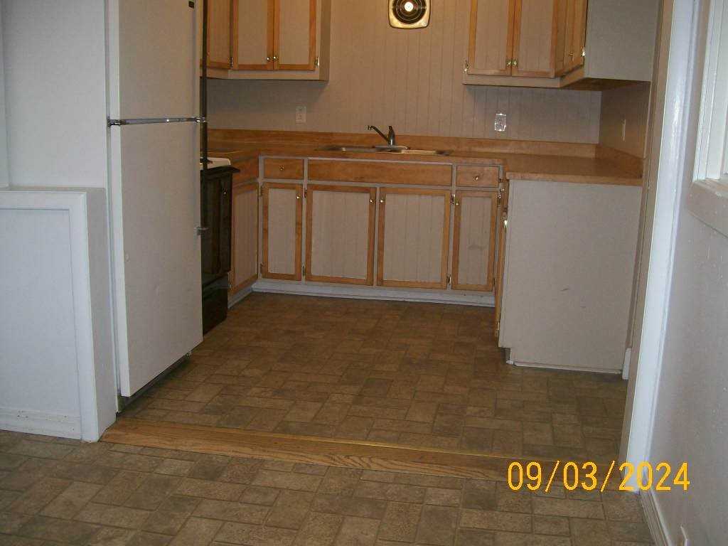 219 E Callender St - Photo 7 of 50