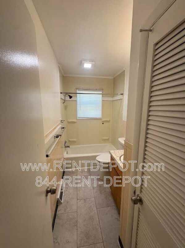 1211 S Lombard Ave - Photo 7 of 8
