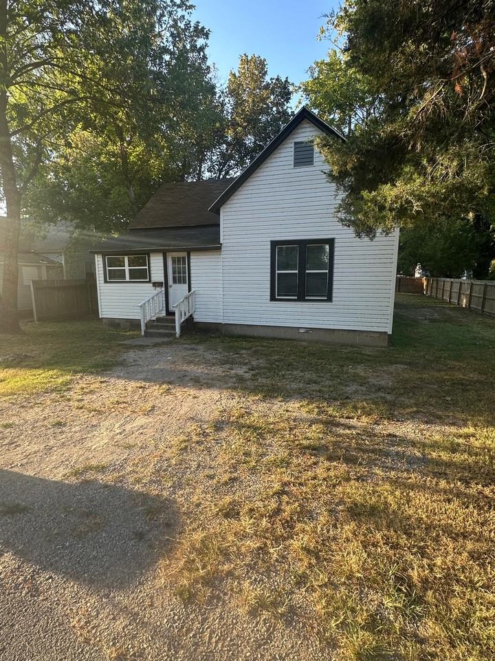 840 E Cherry St #NA - Photo 2 of 14