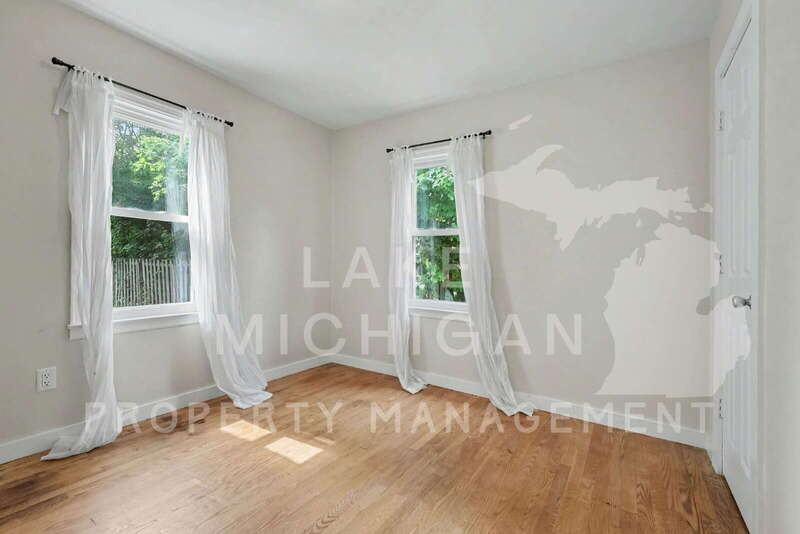704 Buckingham St Sw - Photo 5 of 13