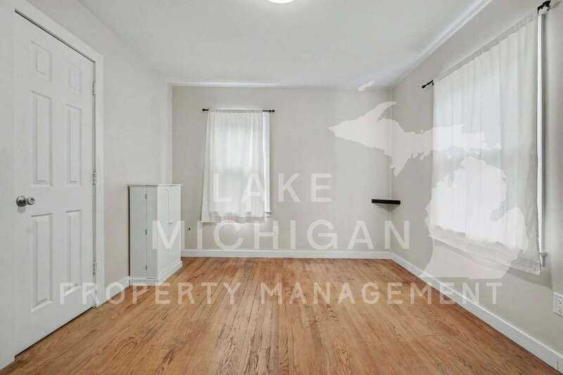 704 Buckingham St Sw - Photo 6 of 13