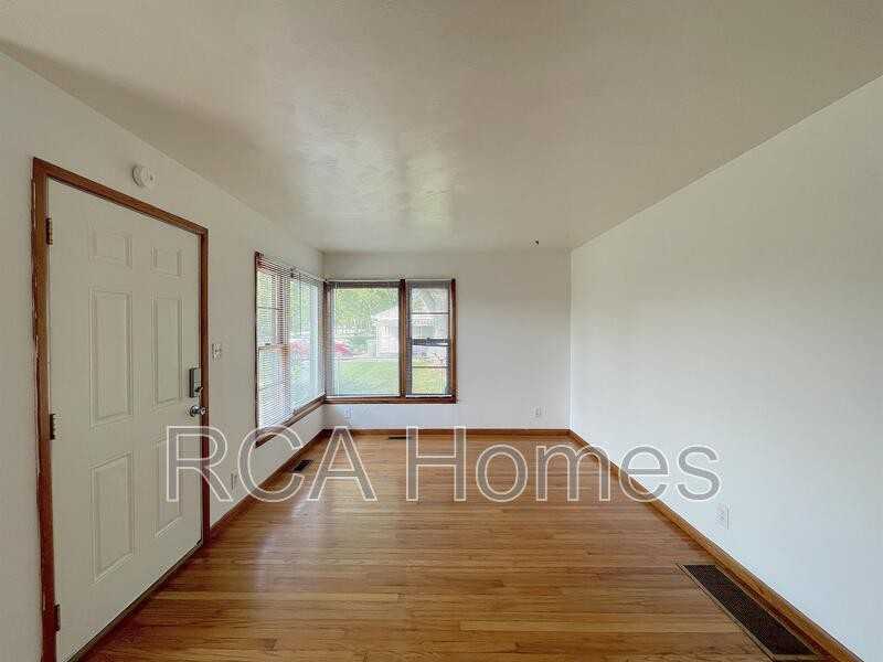 3853 S State Ave - Photo 2 of 10