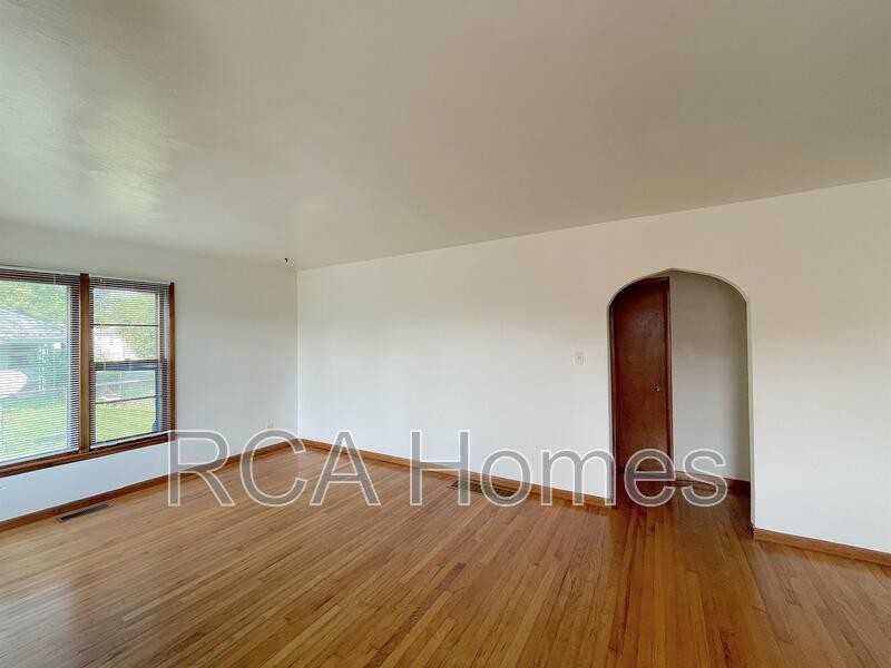 3853 S State Ave - Photo 3 of 10